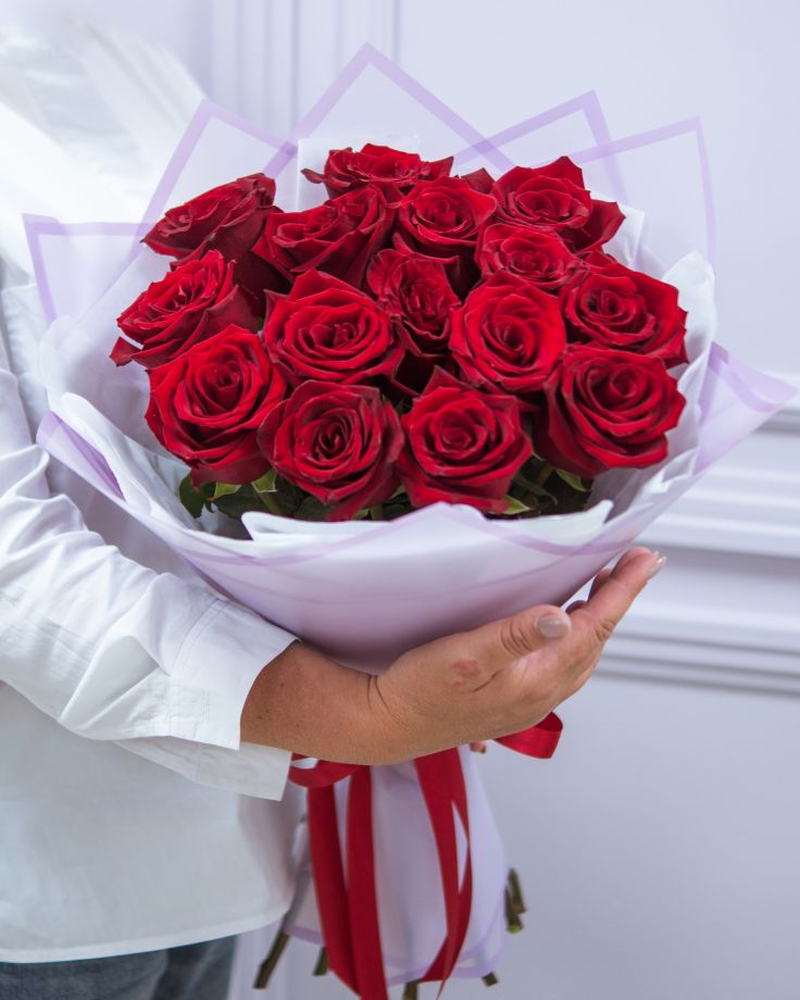 Букет из 15 красных роз "Чарующий каприз"