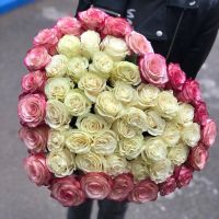 Букет из 55 белых и розовых роз в форме сердца
