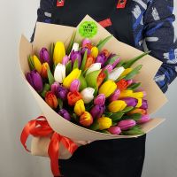 Букет разноцветных тюльпанов в упаковке