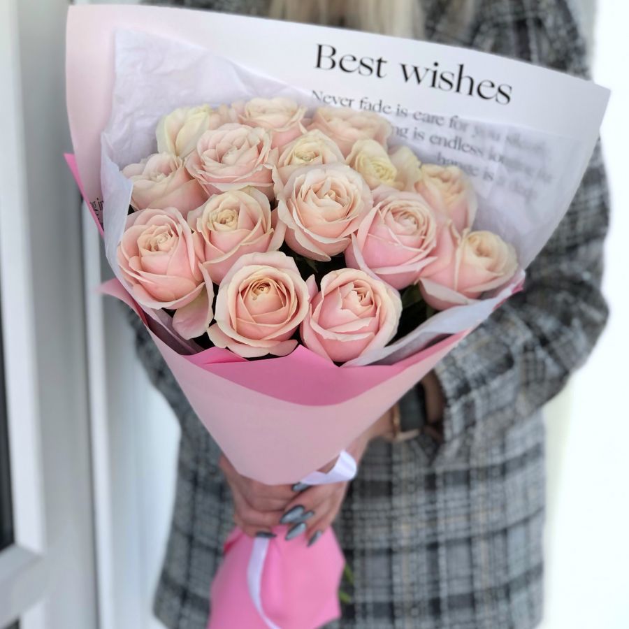 15 нежно-розовых роз в красивой упаковке