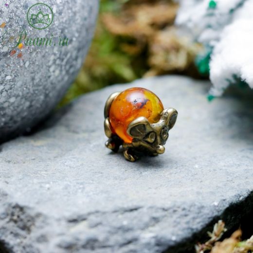 Сувенир кошельковый "Мышка загребушка с янтарным шариком", с натуральным янтарем