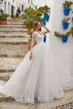 Свадебное платье с пышной юбкой и длинными рукавами украшенными фактурными кружевными узорами Арт.009