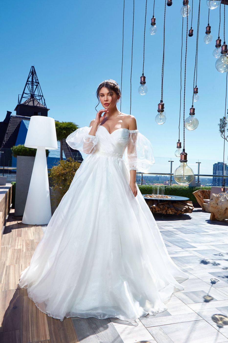 Пышное воздушное свадебное платье с открытыми плечами и объемными рукавами Арт. 097