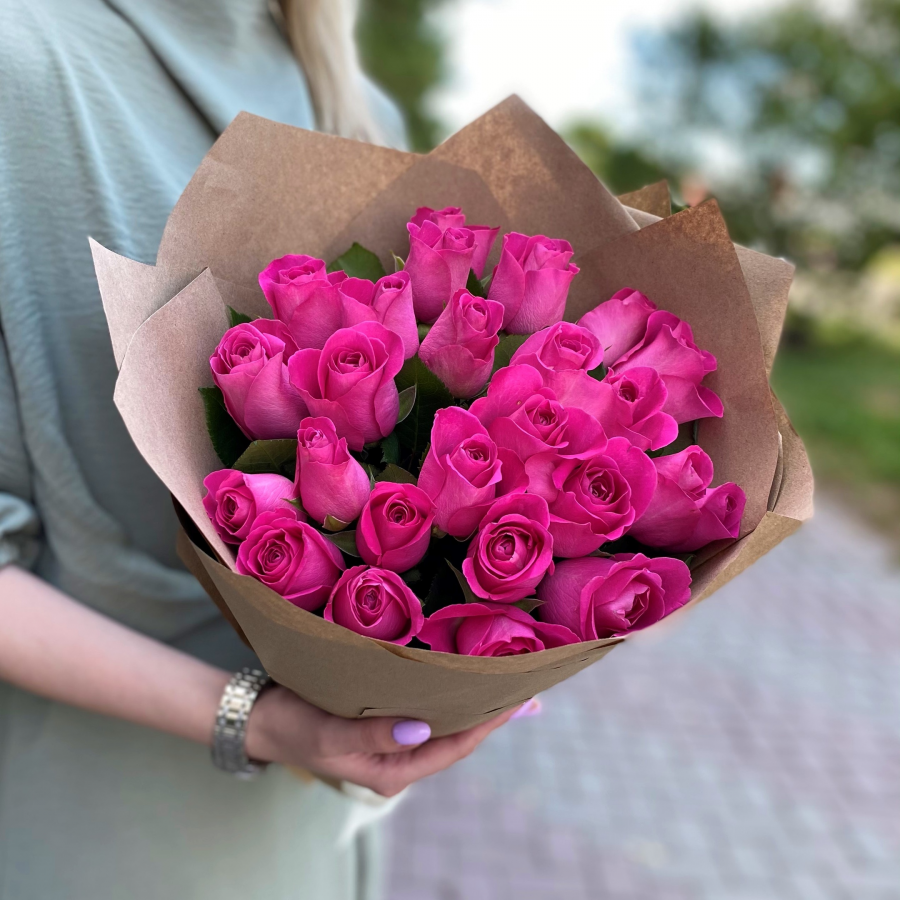 25 розовых роз в крафте 40 см