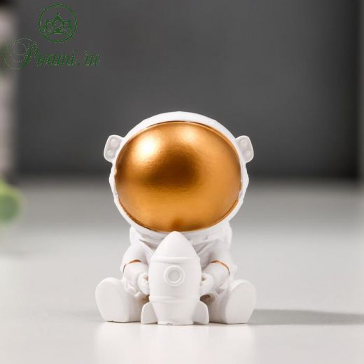 Сувенир полистоун "Астронавт в белом скафандре с золотым шлемом, с ракетой" 4х3,5х3 см