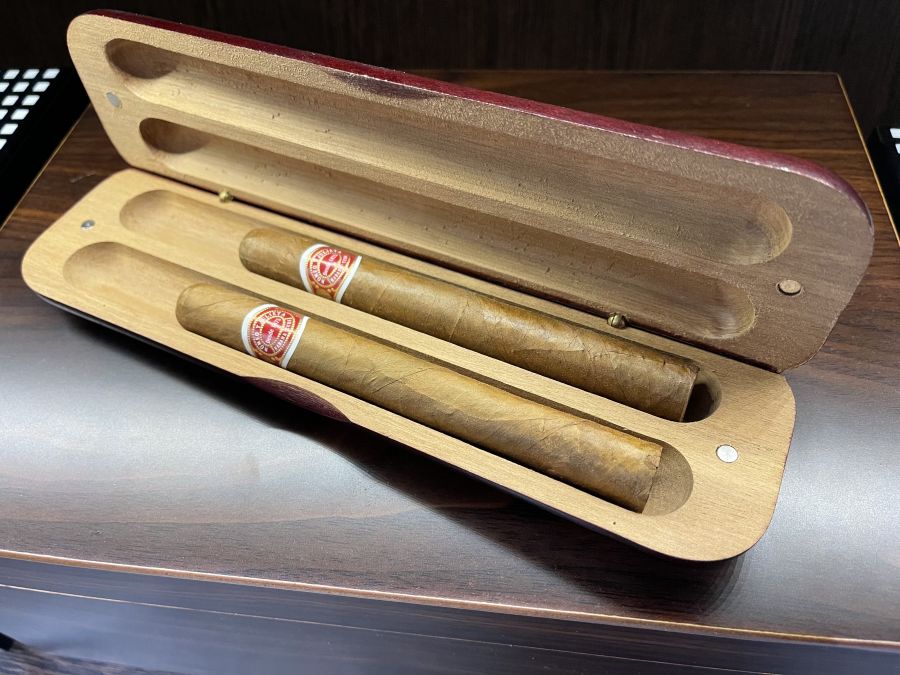 Подарочный набор из двух сигар в деревянной шкатулке