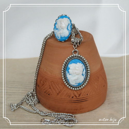 Комплект украшений с камеями Подружки (кулон 18х25 кольцо 18х25) фон голубой под серебро