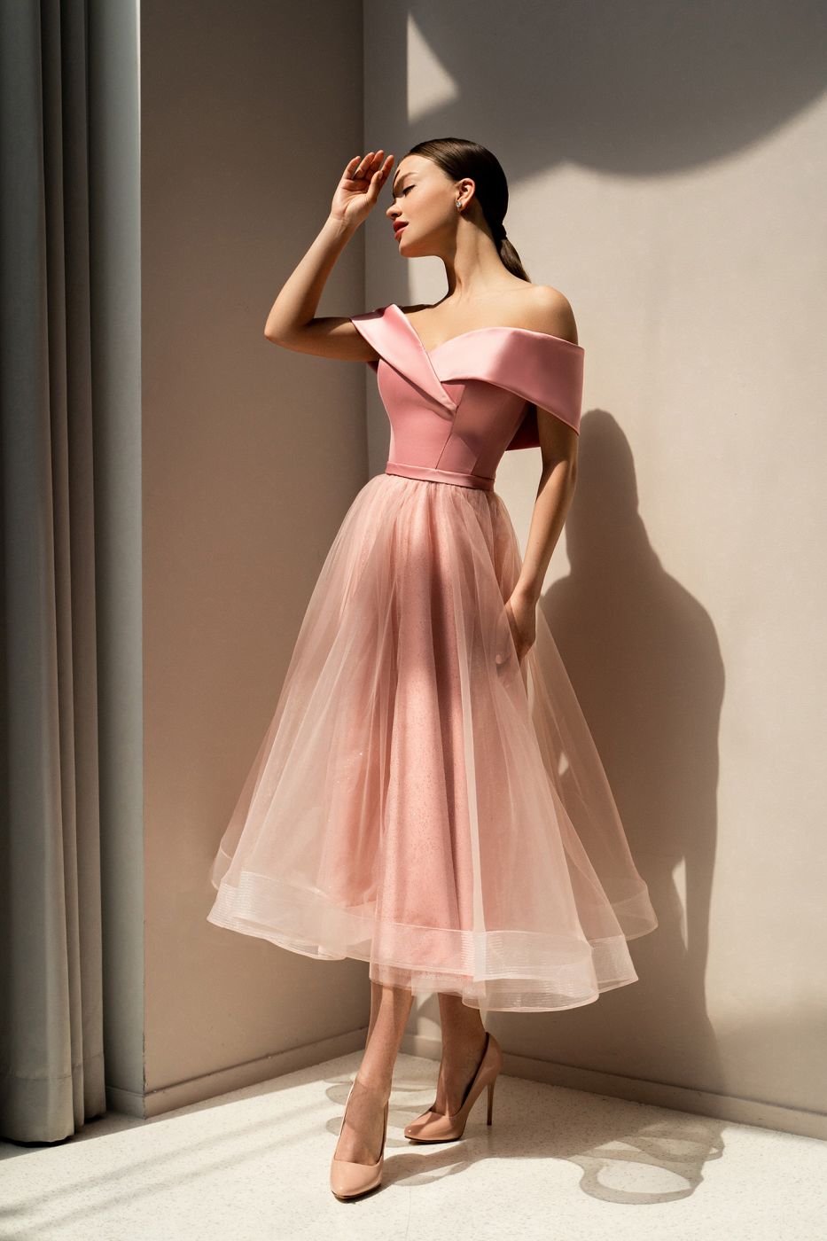 Вечернее платье дымчато-розового цвета с портретным декольте Арт.569