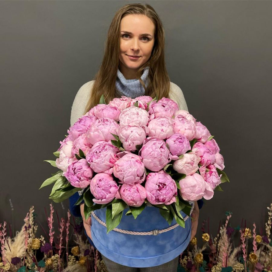 51 пион в голубом бархате