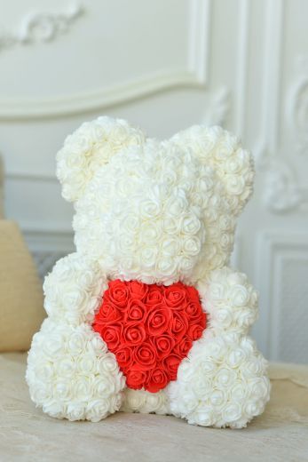 Мишка из Роз Белого цвета с красным Сердцем