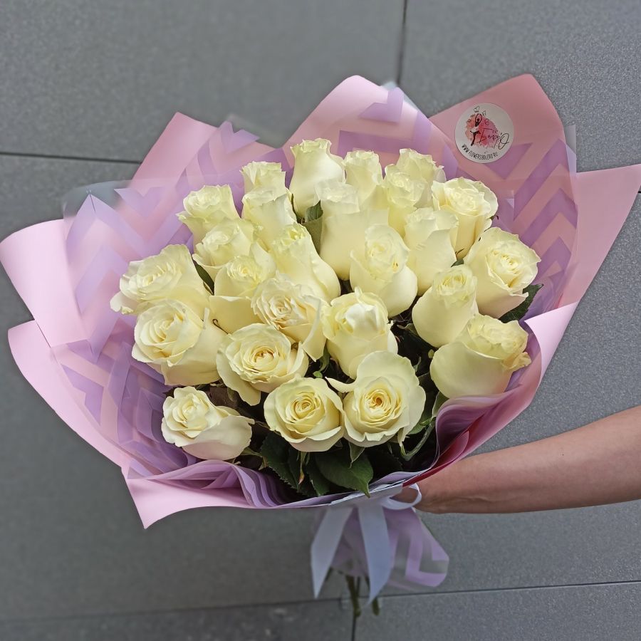25 белых роз Эквадор в стильной упаковке