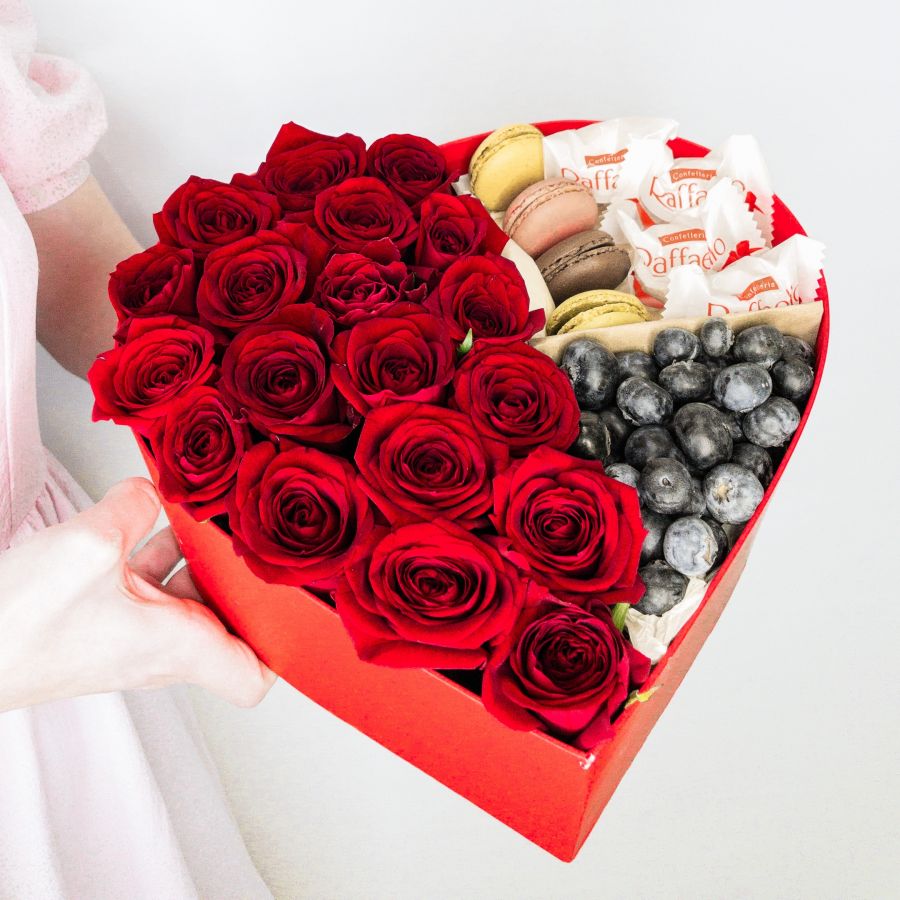 Коробка-сердце со сладостями и ягодами
