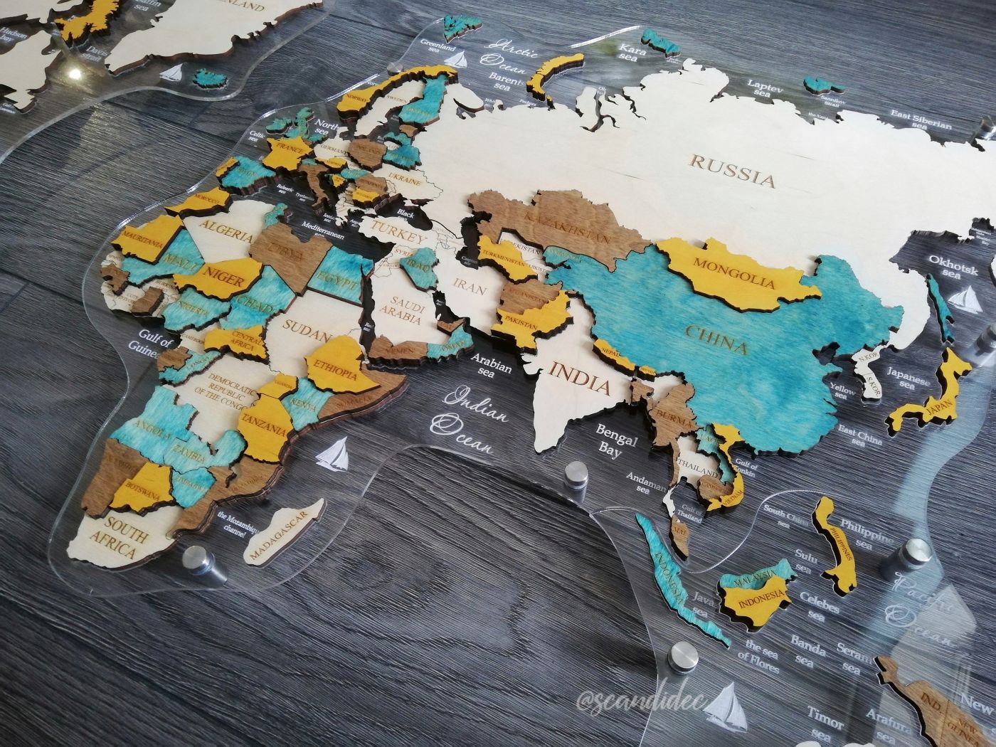 Цвет "Ираклион", Многоуровневая карта мира из дерева