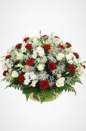Фото Ритуальная корзина из живых цветов 50 роз и хризантем с папоротником
