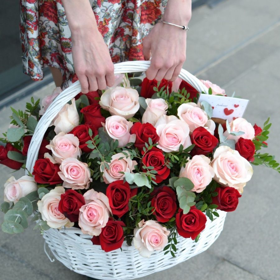51 красно-розовая роза с зеленью  в корзине