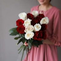 Красные и белые розы Эквадор 60см