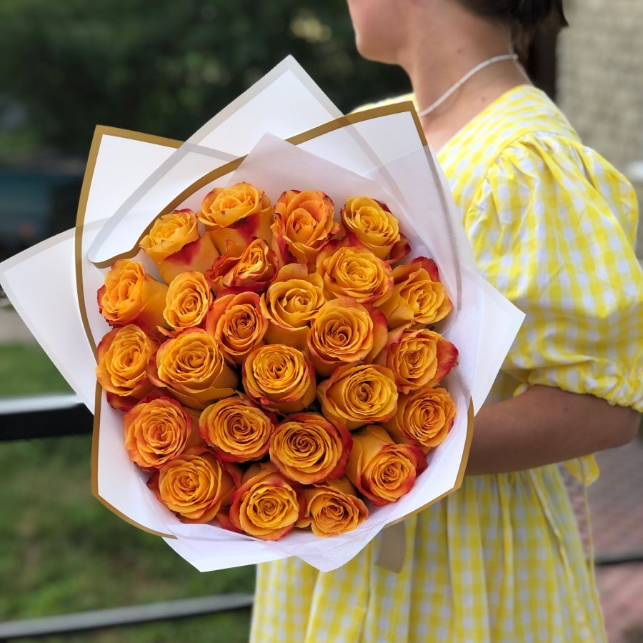 25 оранжевых роз в красивой упаковке