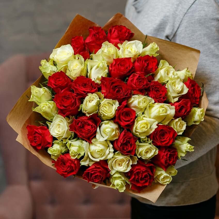 Букет из 51 красно-белой розы Кении 40 см
