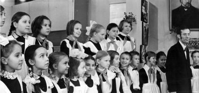 Хор учащихся младших классов исполняет песни Д. Б. Кабалевского