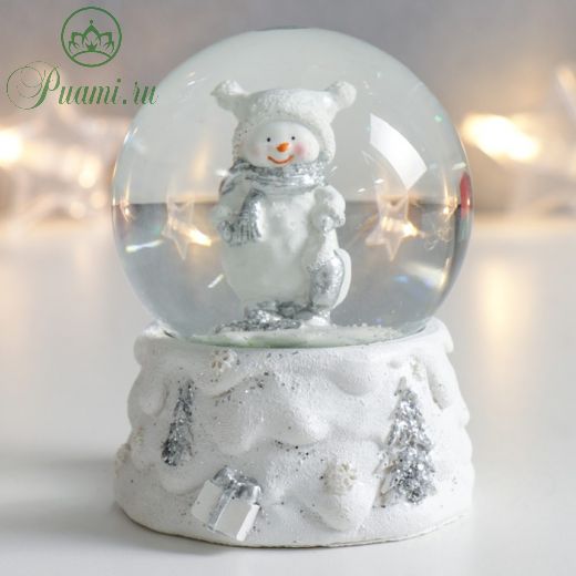Сувенир полистоун водяной шар "Снеговик в шапочке с помпошками" 7х6,7х8,8 см