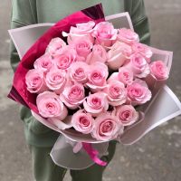 25 розовых роз в стильной упаковке
