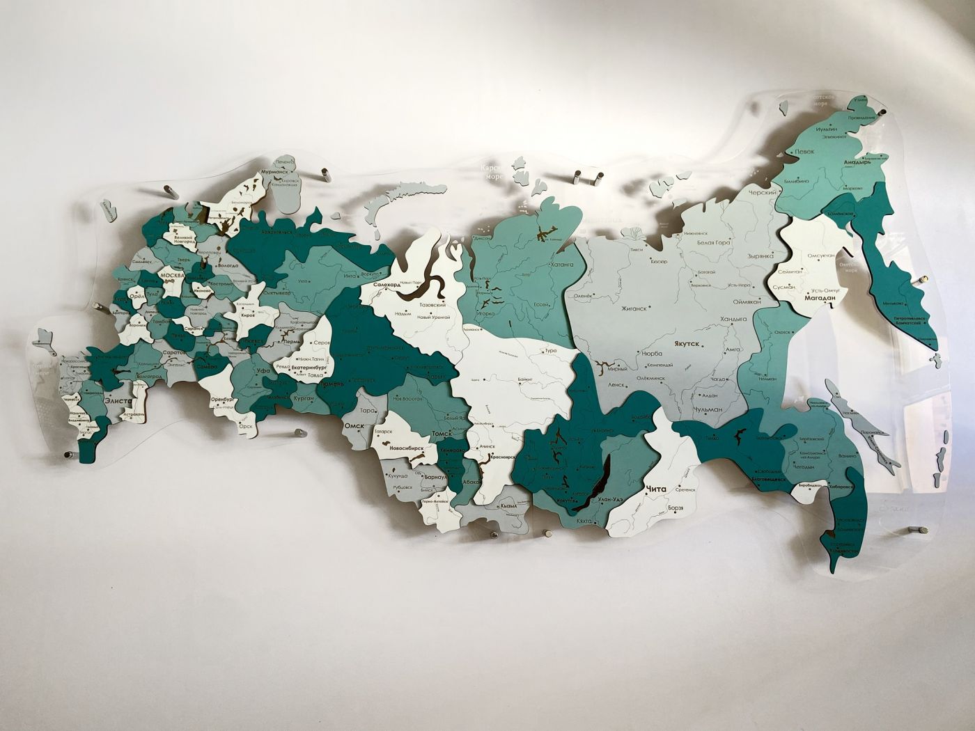 Цвет "Енисейск", Карта России ИЗ ДЕРЕВА многоуровневая, на подложке из орг.стекла