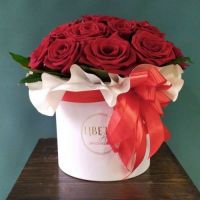 Шляпная коробка с 17 красной розой