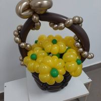 Корзина с жёлтыми цветами из воздушных шаров