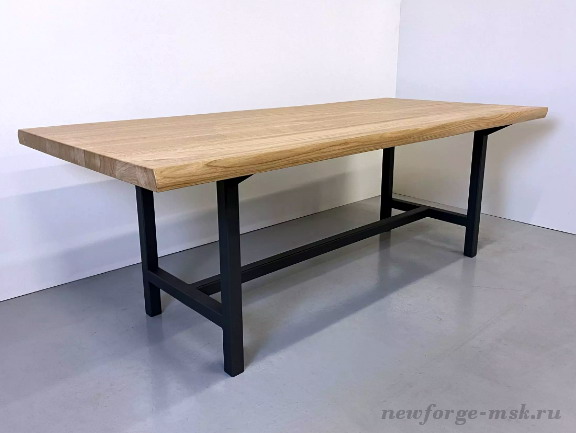 Массивный стол в стиле лофт на металлическом основании