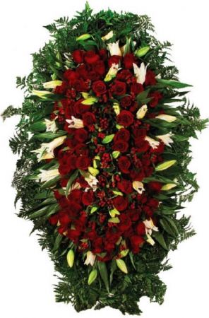Фото Венок на похороны из живых цветов #10 красные розы и зелень