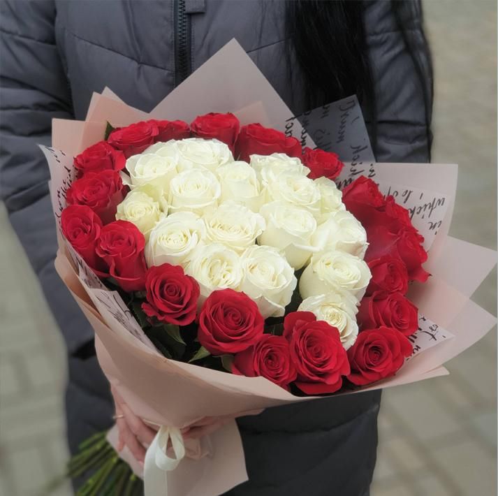 Букет «35 красных и белых роз»