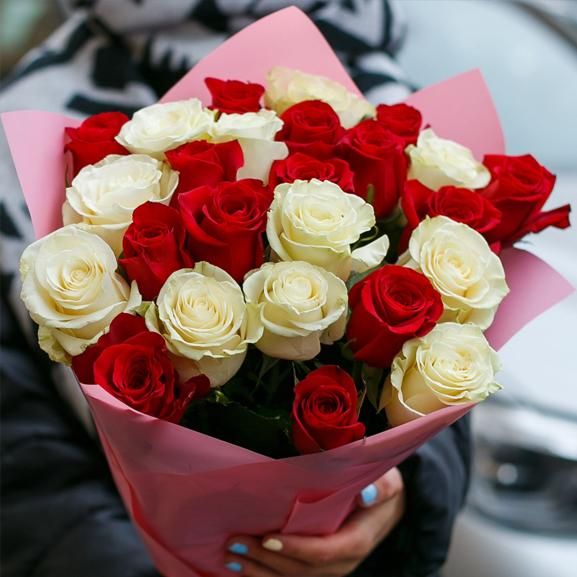 Букет «25 красных и белых роз»