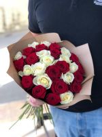 Букет из 29 красных и белых роз