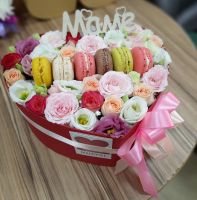 Коробочка с цветами и макаронс "Маме"