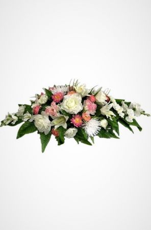 Фото Ритуальная композиция на могилу/гроб Элит №4 из роз, хризантем, лилий в светлых тонах