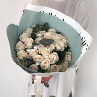 Белые розы с нобилисом в зимнем оформлении