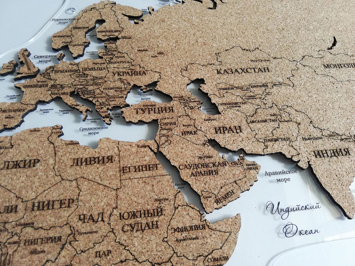 Карта мира пробковая на подложке из орг. стекла