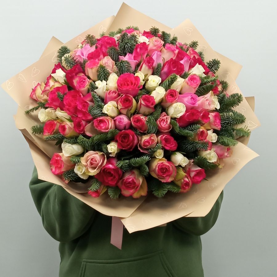 101 роза микс розовая 40см с еловыми ветками