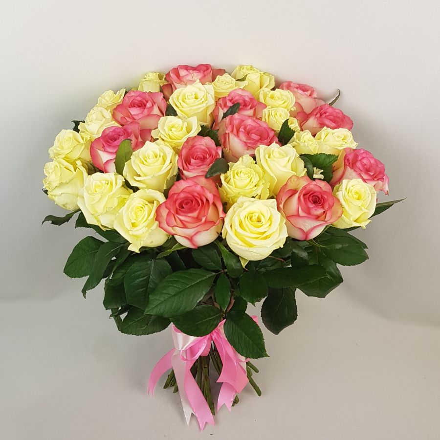 Розовые и белые розы 50см с лентой