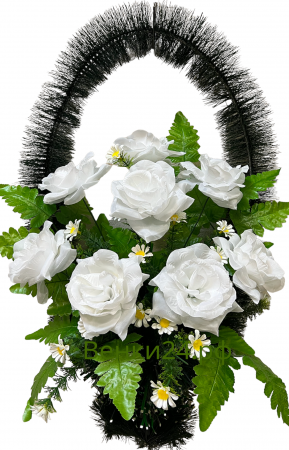 Фото Ритуальная корзина Малая #7 белые розы и зелень
