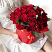 Коробка шляпная из 27 красных роз