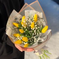 Букет с желтыми тюльпанами и гипсофилой