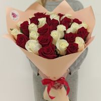 31 красная и белая роза Эквадор