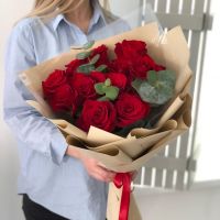 11 красных wow-роз с эвкалиптом в стильной упаковке