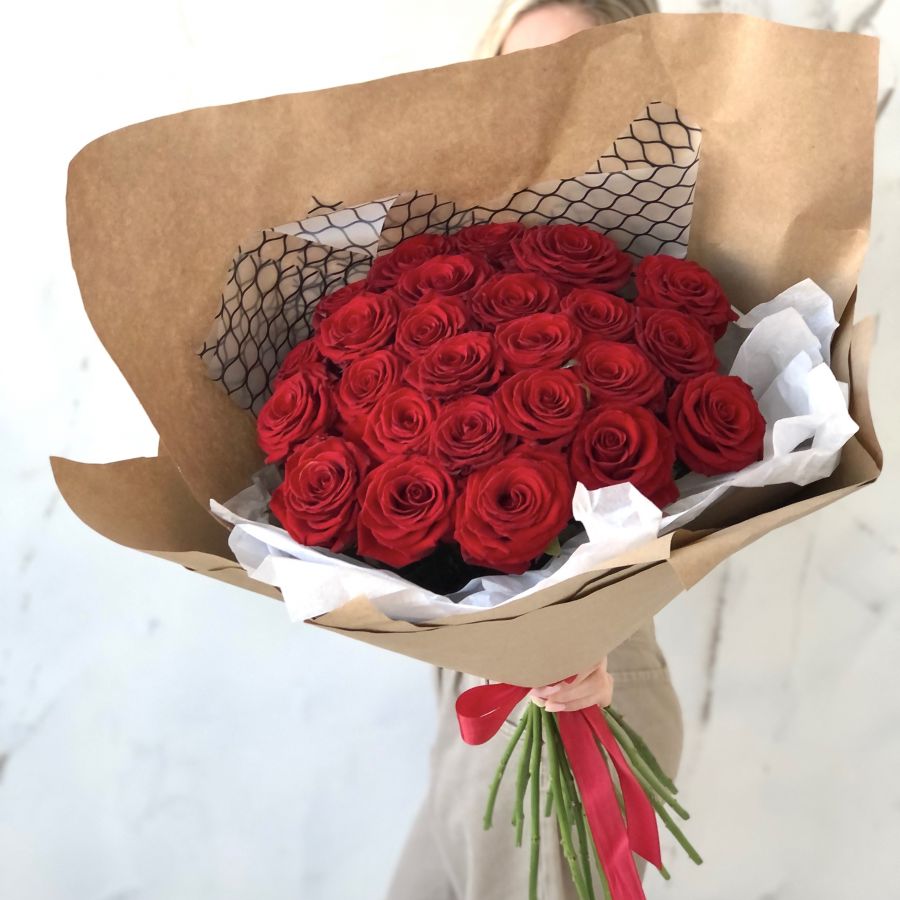 25 красных роз в объемной упаковке