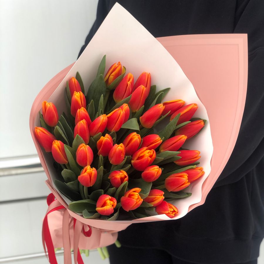 Оранжевые тюльпаны в стильной упаковке