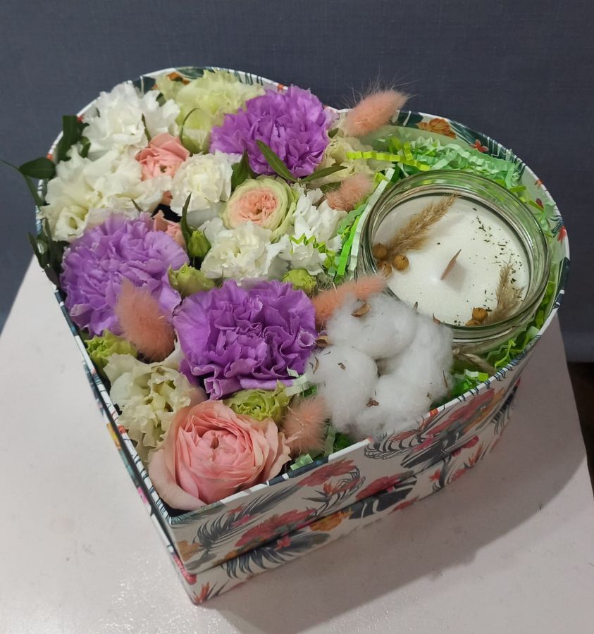 Коробка сердце с цветами и ароматической свечой ручной работы