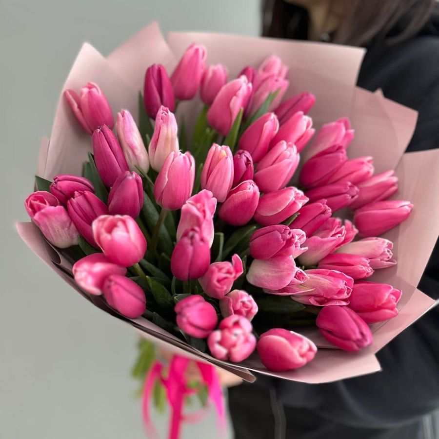 Розовые тюльпаны в стильной упаковке от 15 шт