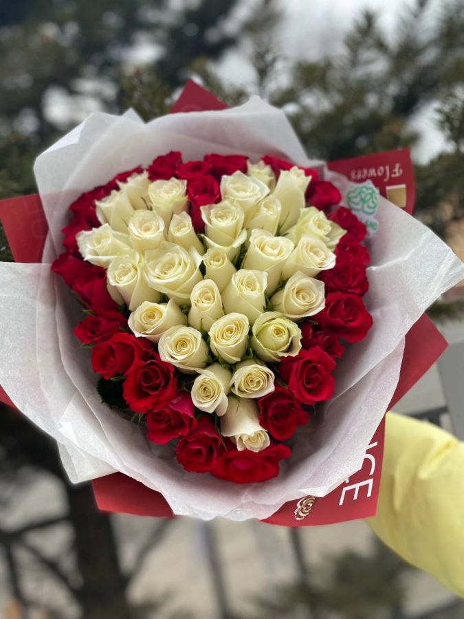Букет а форме сердца и красных и белых роз
