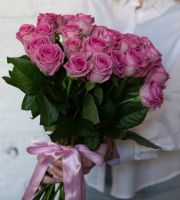 25 нежно-розовых роз 50 см